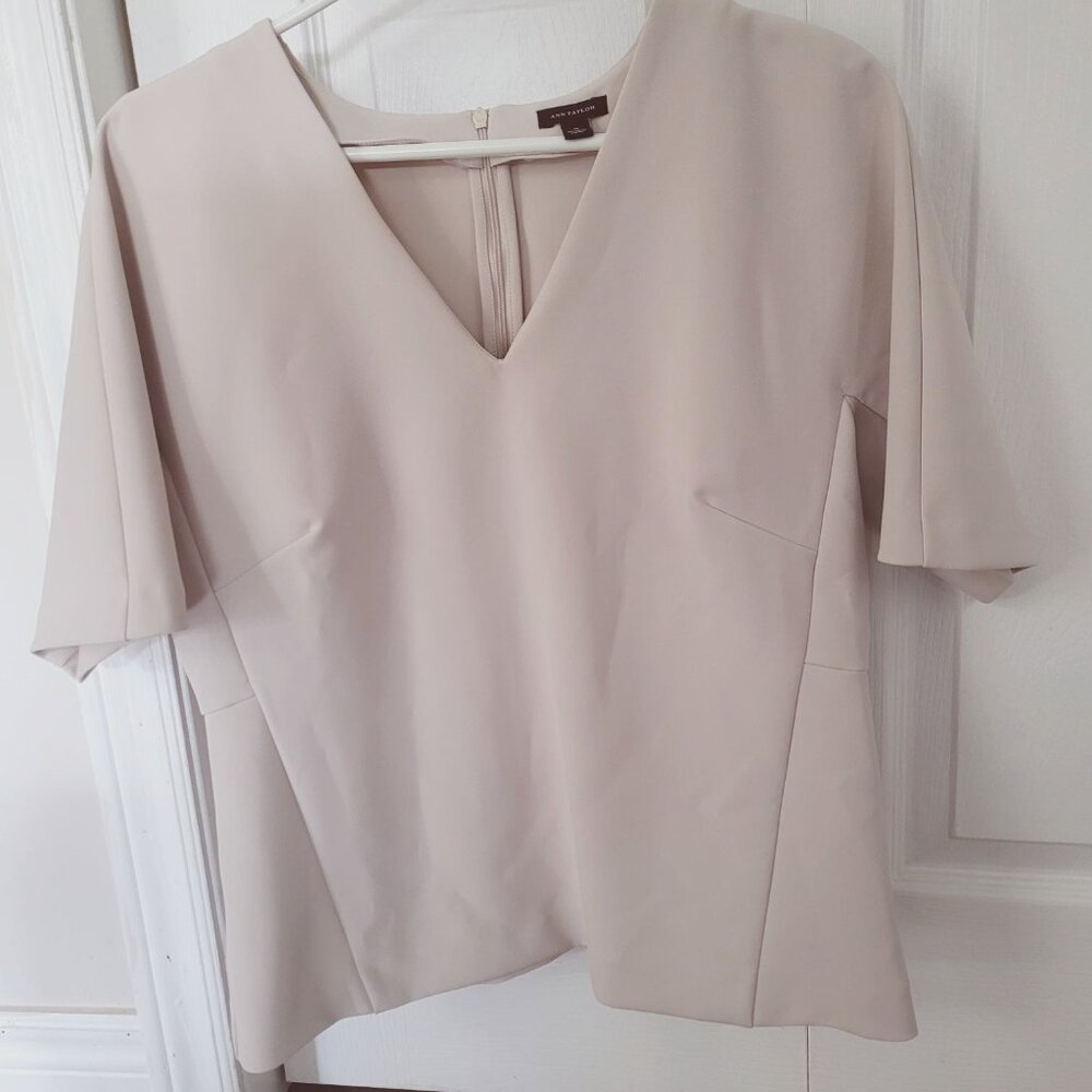 Ann Taylor structured short sleeve top (creamy beige)
